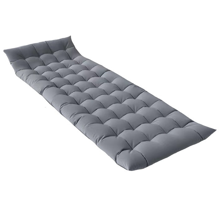 Matratze für ein Bett, ein Kanu und einen Premium-Liegestuhl