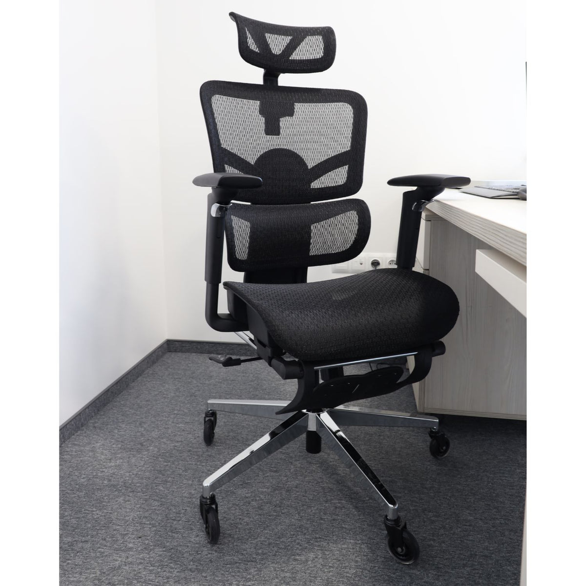 Ergonomischer, verstellbarer Bürostuhl aus Mesh – Schwarz – Produktabbildung 2